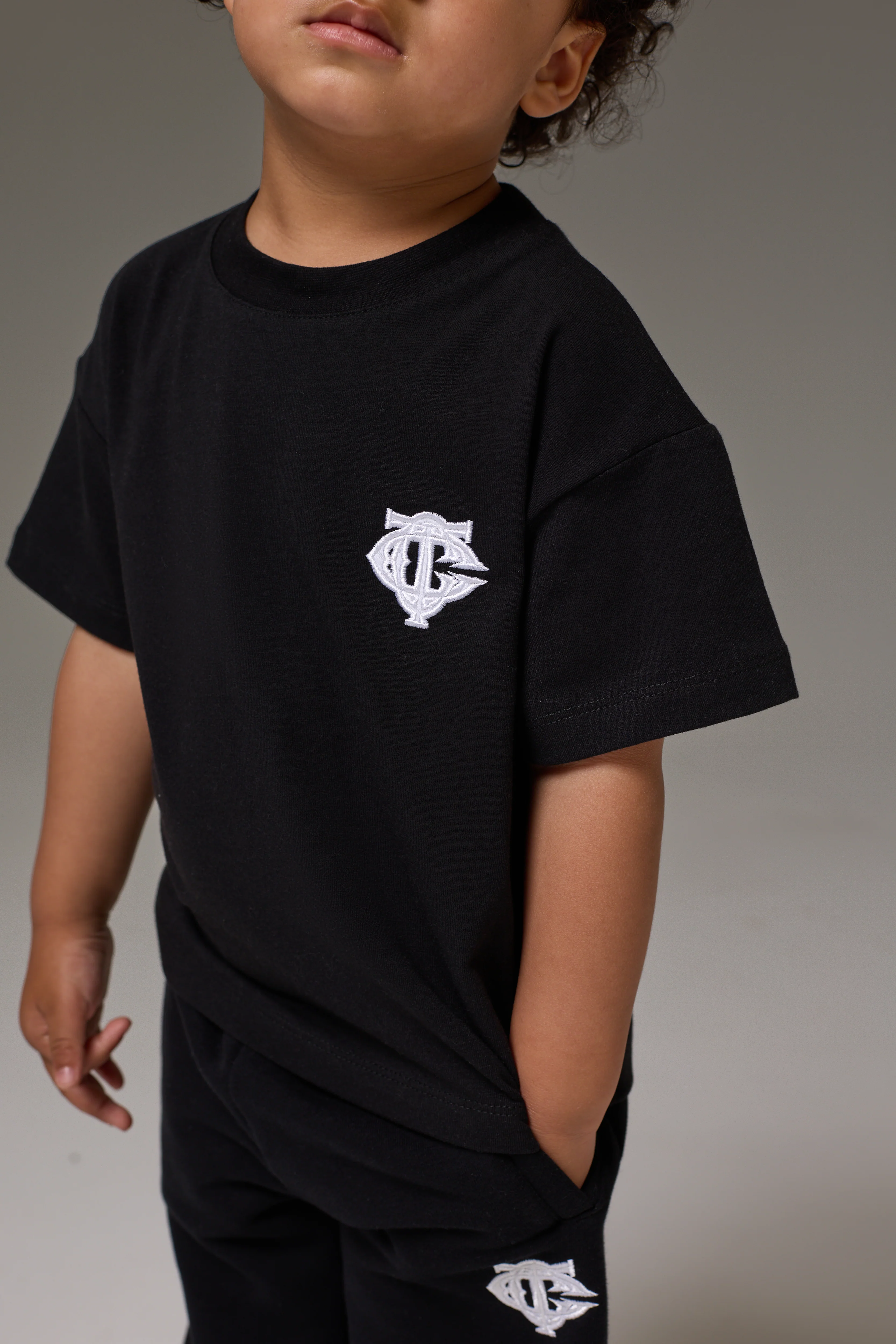 KIDS MONOGRAM EMBLEM APPLIQUE T-SHIRT - BLACK - Image 5