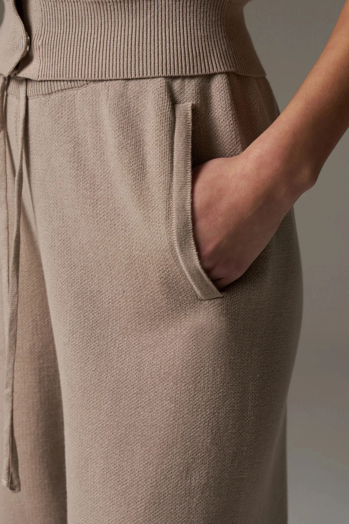 KNITTED RELAXED JOGGERS - BEIGE - Image 5
