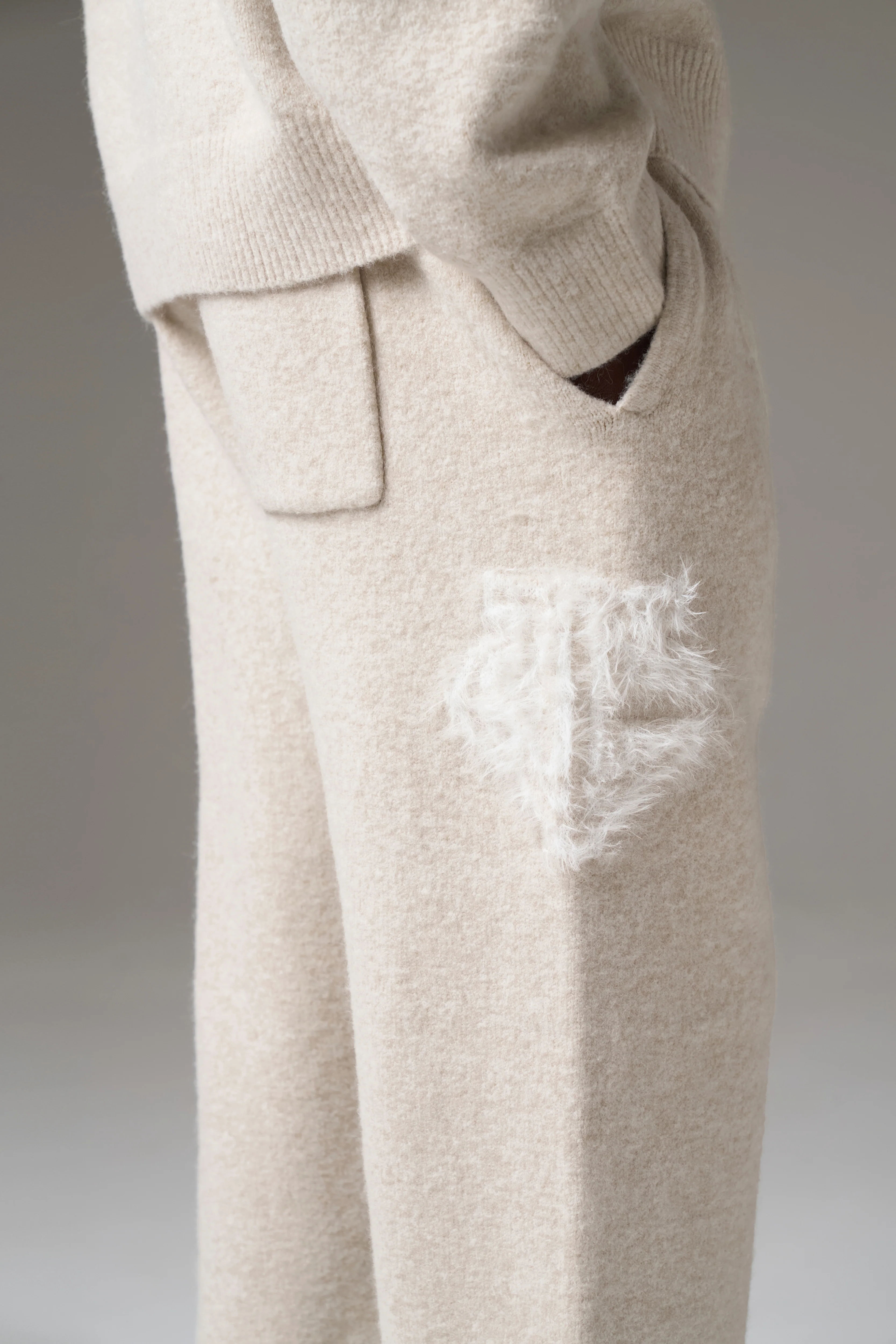MONOGRAM FLUFFY KNIT JOGGERS - BEIGE - Image 6