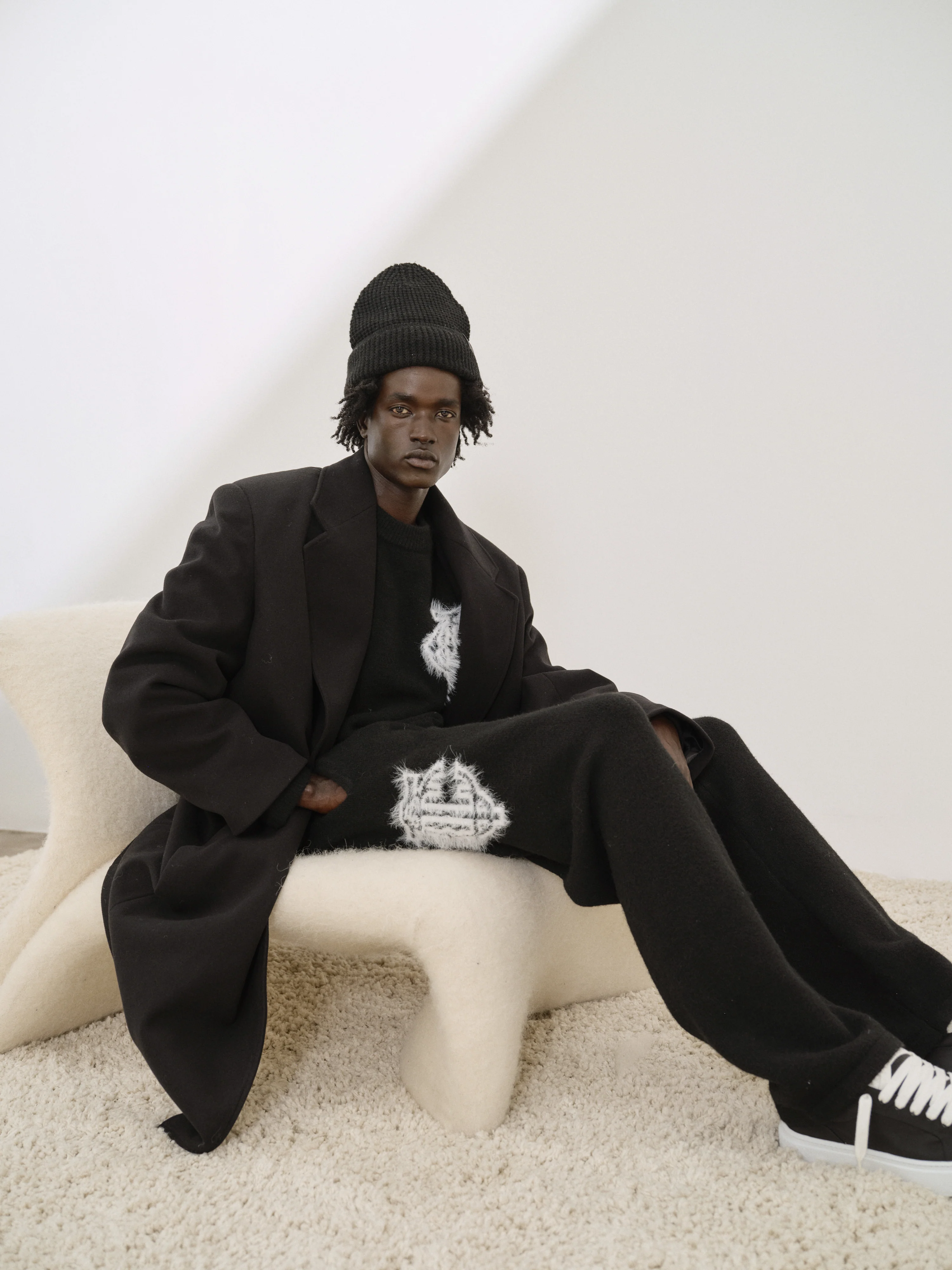 MONOGRAM FLUFFY KNIT JOGGERS - BLACK - Image 2