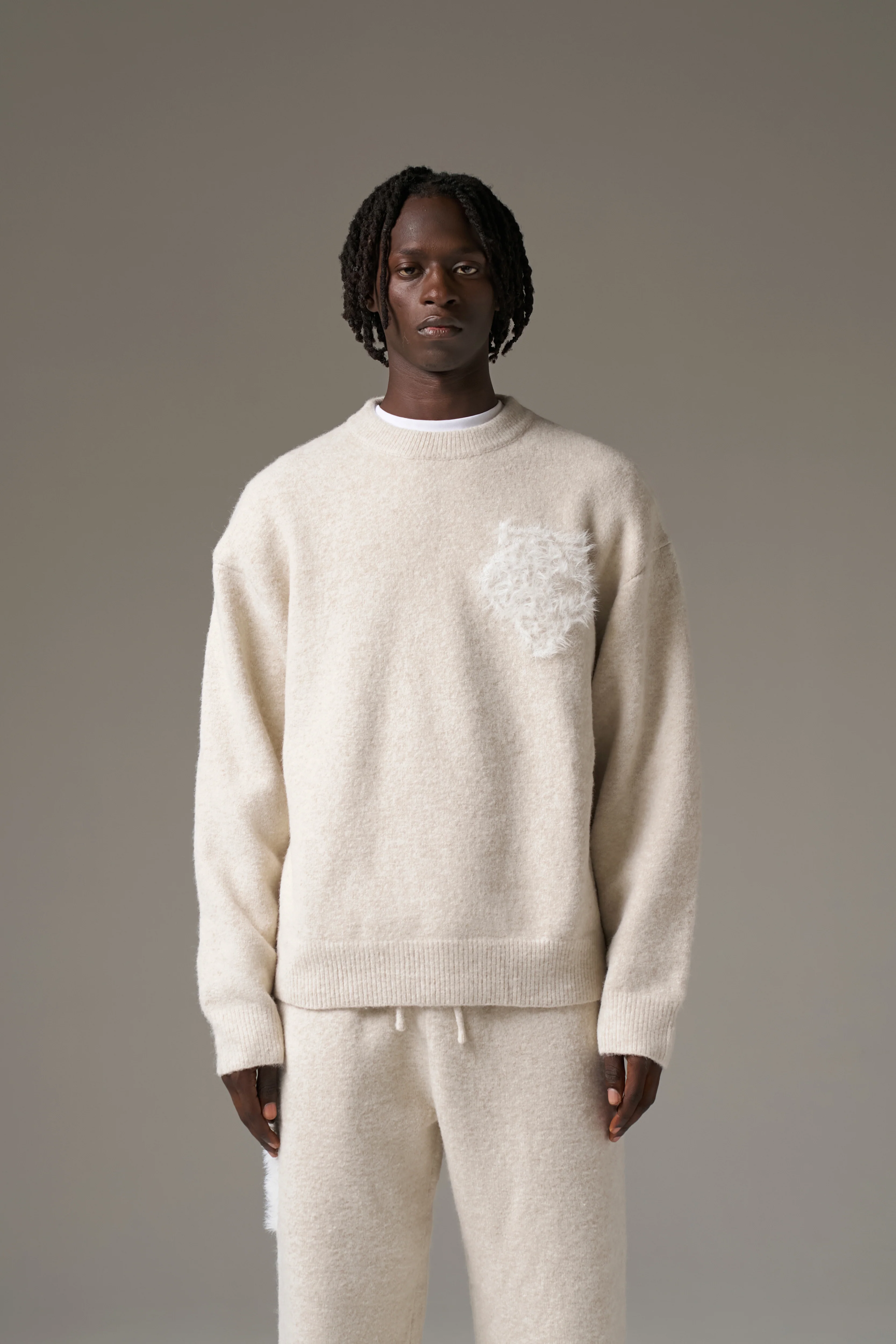 MONOGRAM FLUFFY KNIT CREW - BEIGE - Image 2
