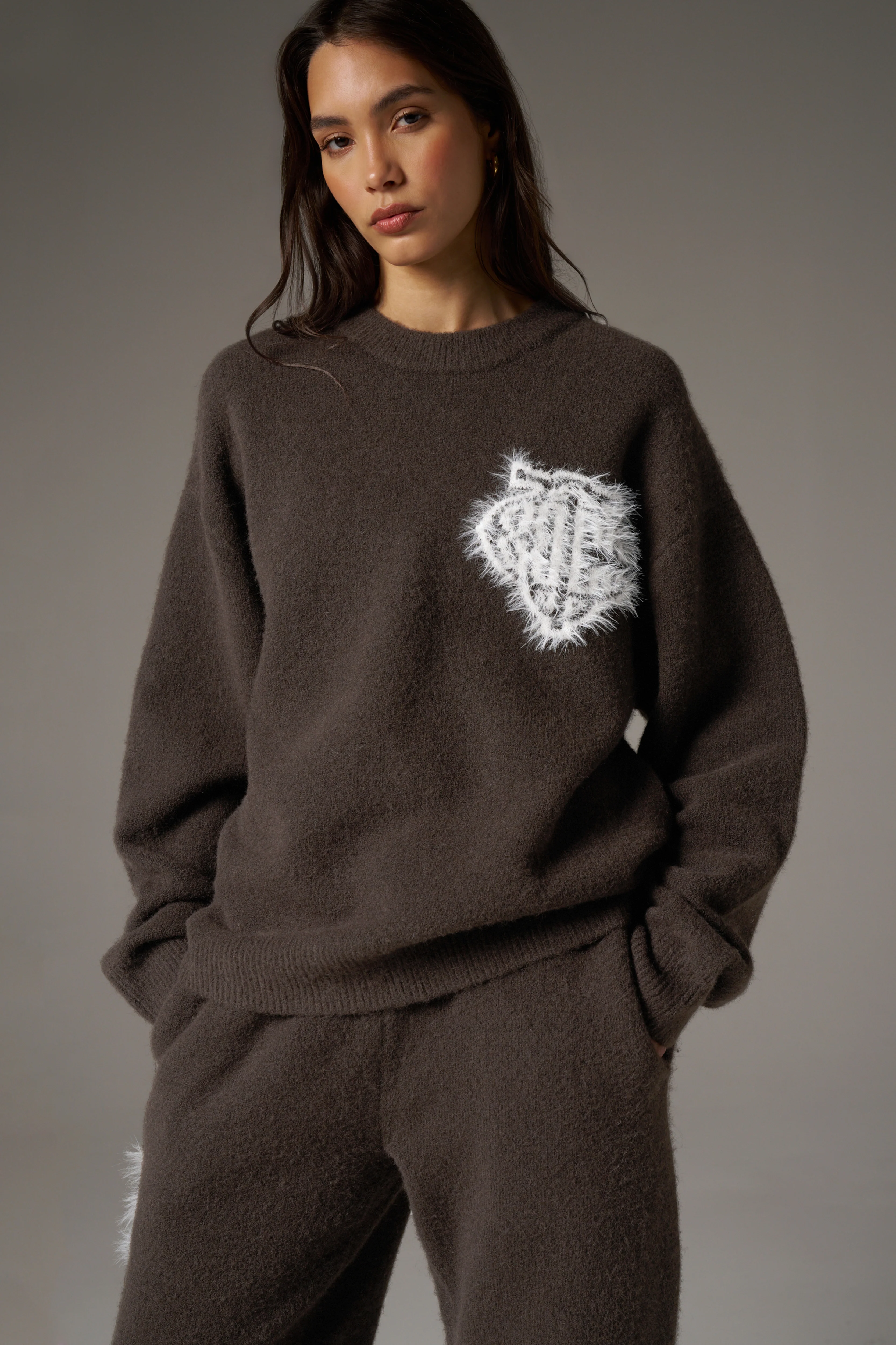 MONOGRAM FLUFFY KNIT CREW - BROWN - Image 7