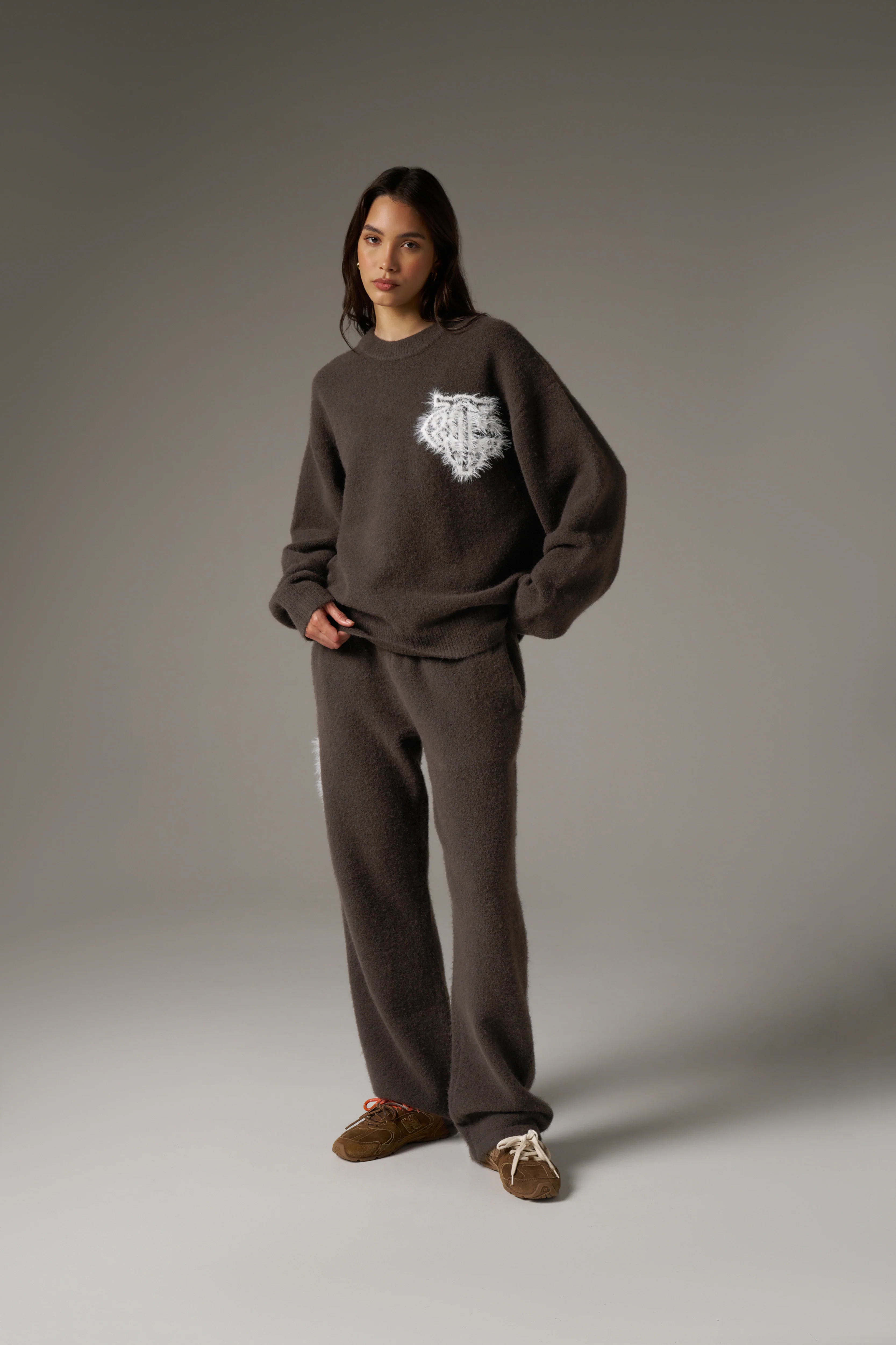MONOGRAM FLUFFY KNIT CREW - BROWN - Image 8