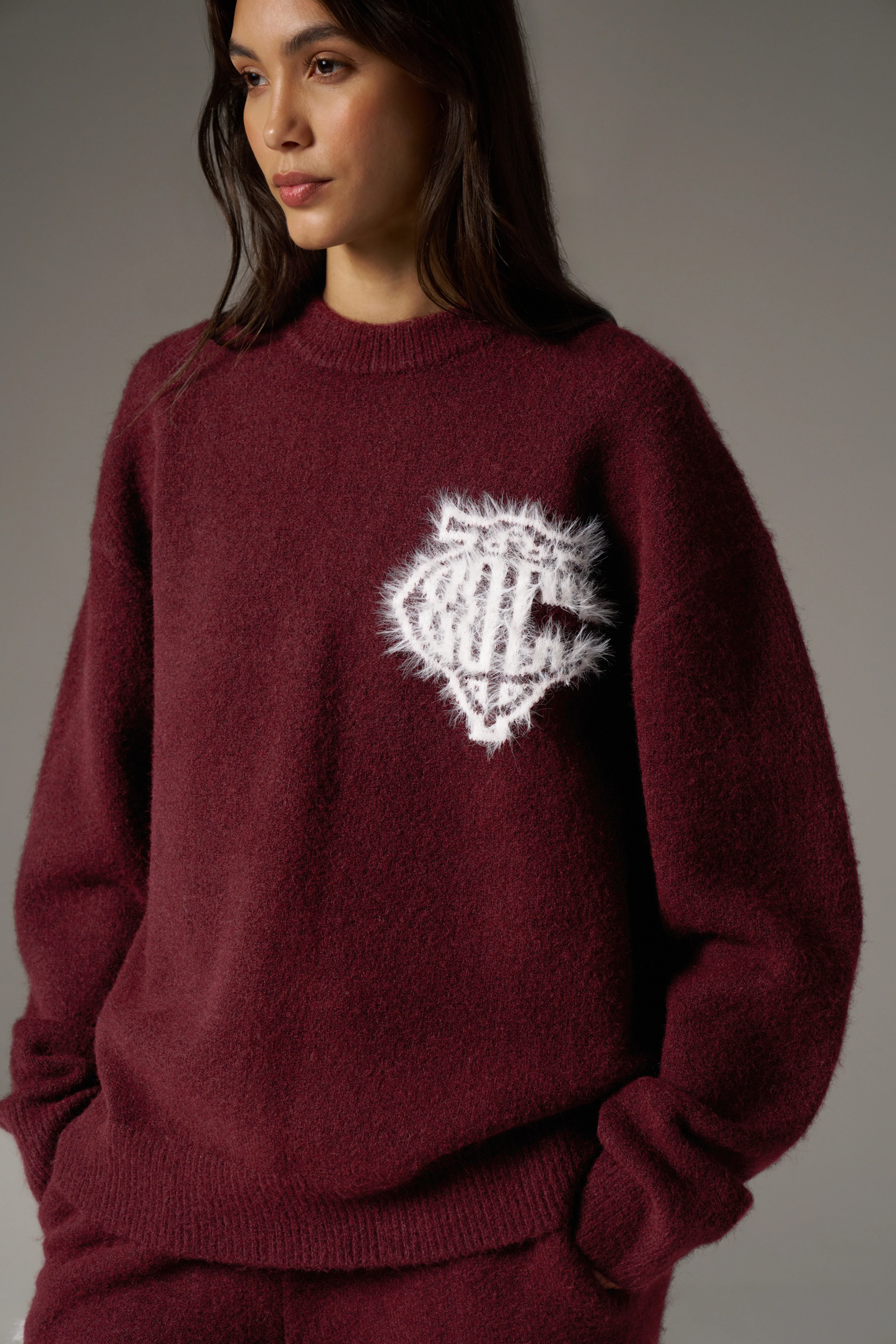 MONOGRAM FLUFFY KNIT CREW - BURGUNDY - Image 6