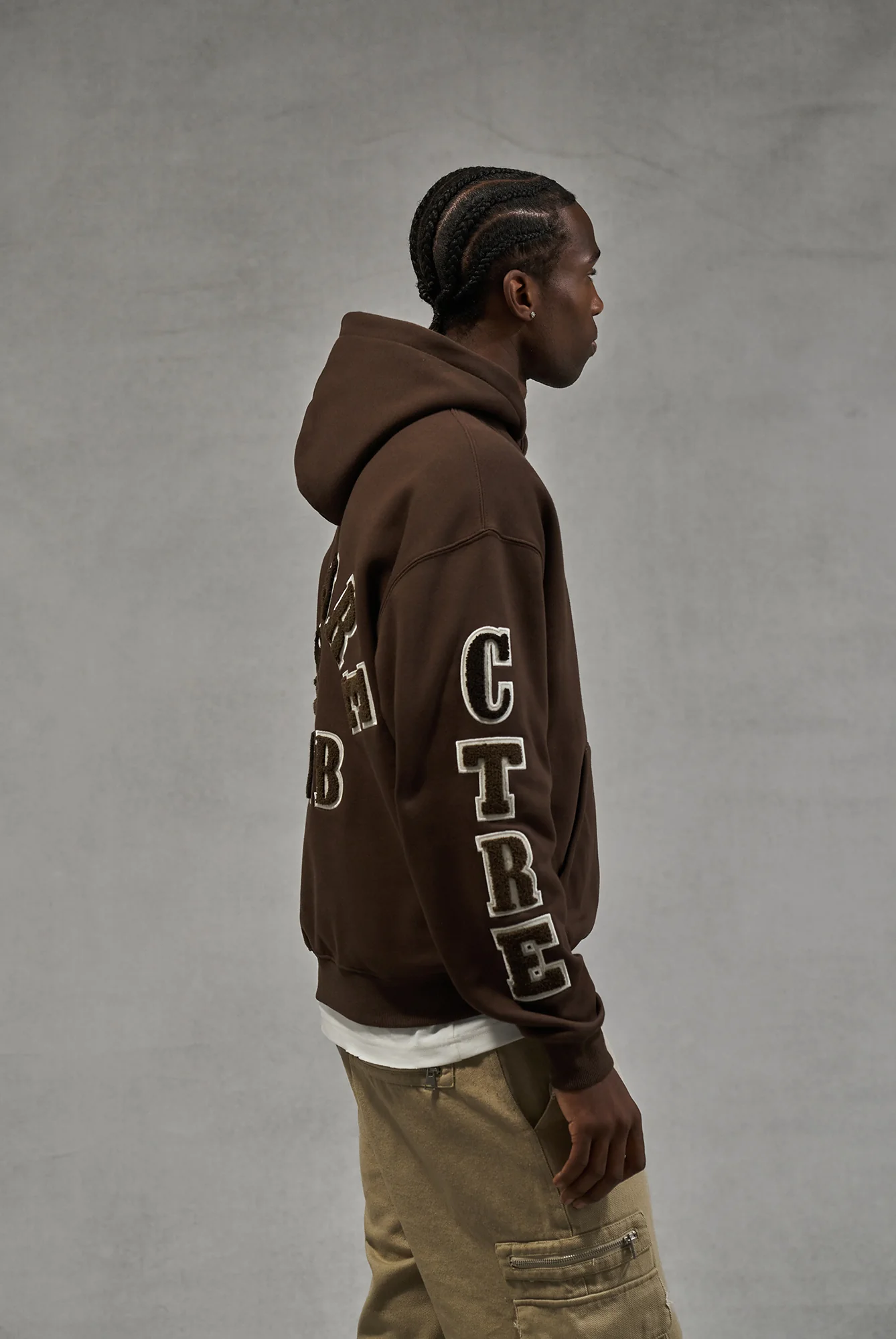 MULTIBADGE CHENILLE RELAXED HOODIE - BROWN - Image 5