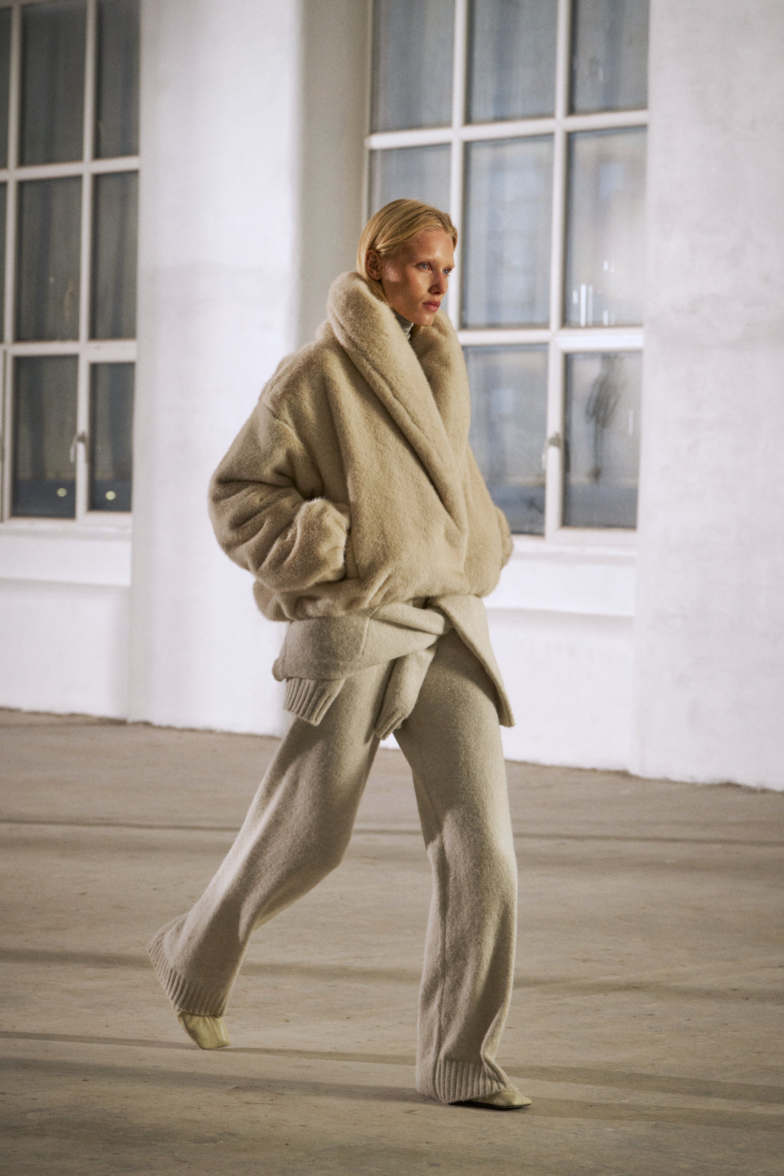 OVERSIZED COLLAR FAUX FUR PUFFER COAT - CREAM - Image 5