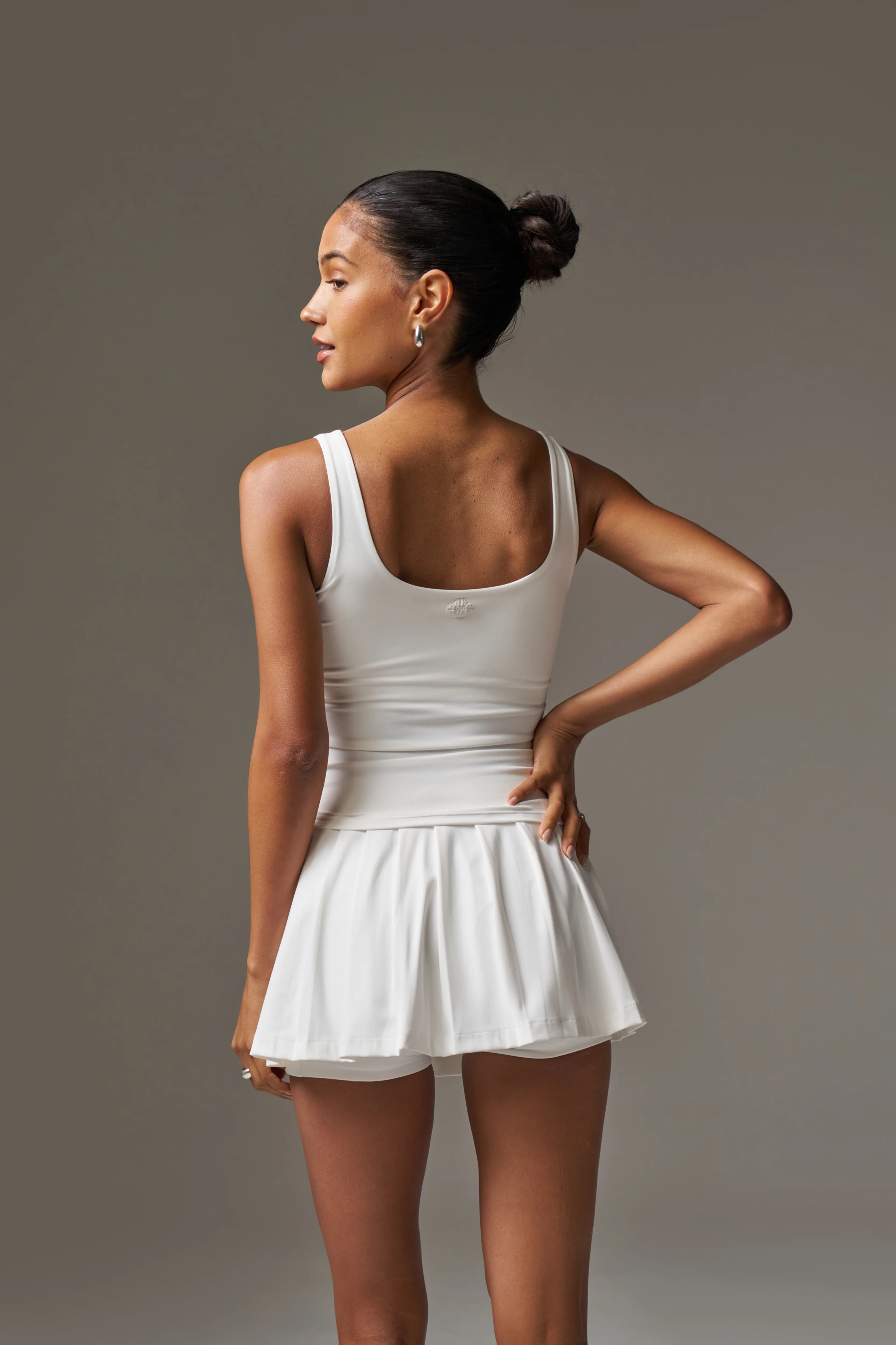 PLEATED SCULPTING STRETCH MINI SKORT - WHITE - Image 9
