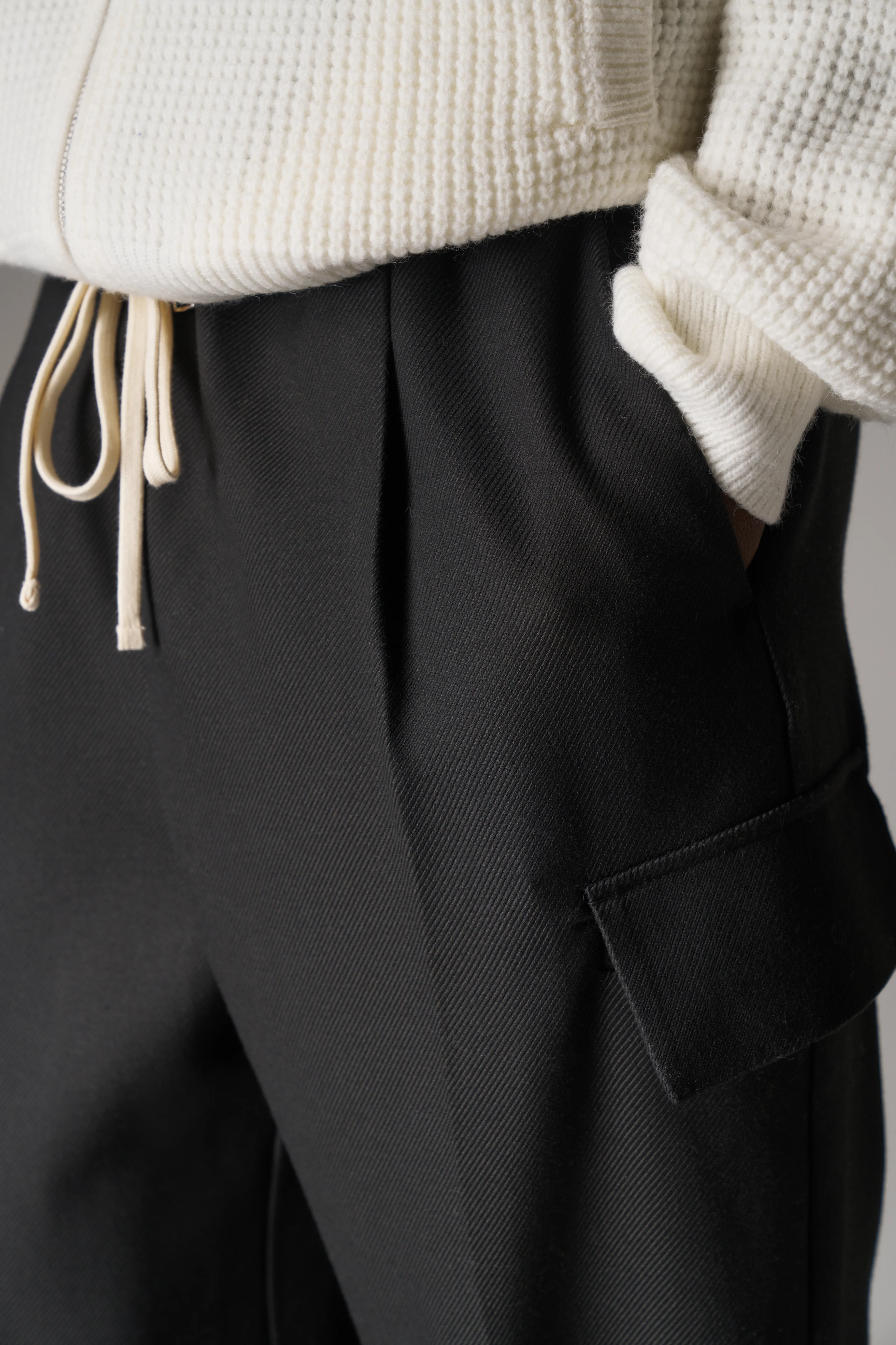 PLEATED WIDE LEG WOOL BLEND TROUSERS - BLACK - Image 5
