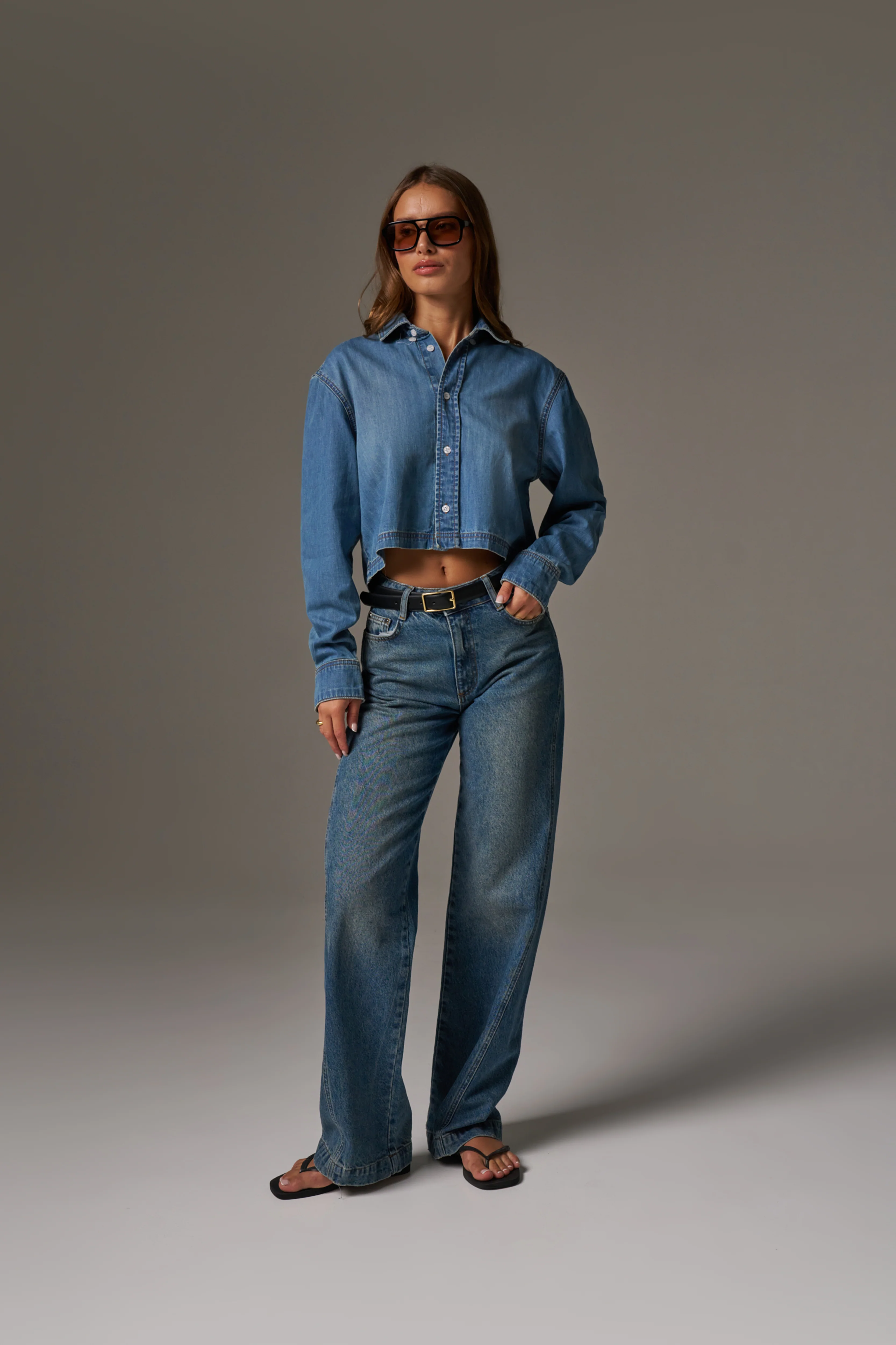 RELAXED STRAIGHT LEG JEANS - MID BLUE WASH - Image 7
