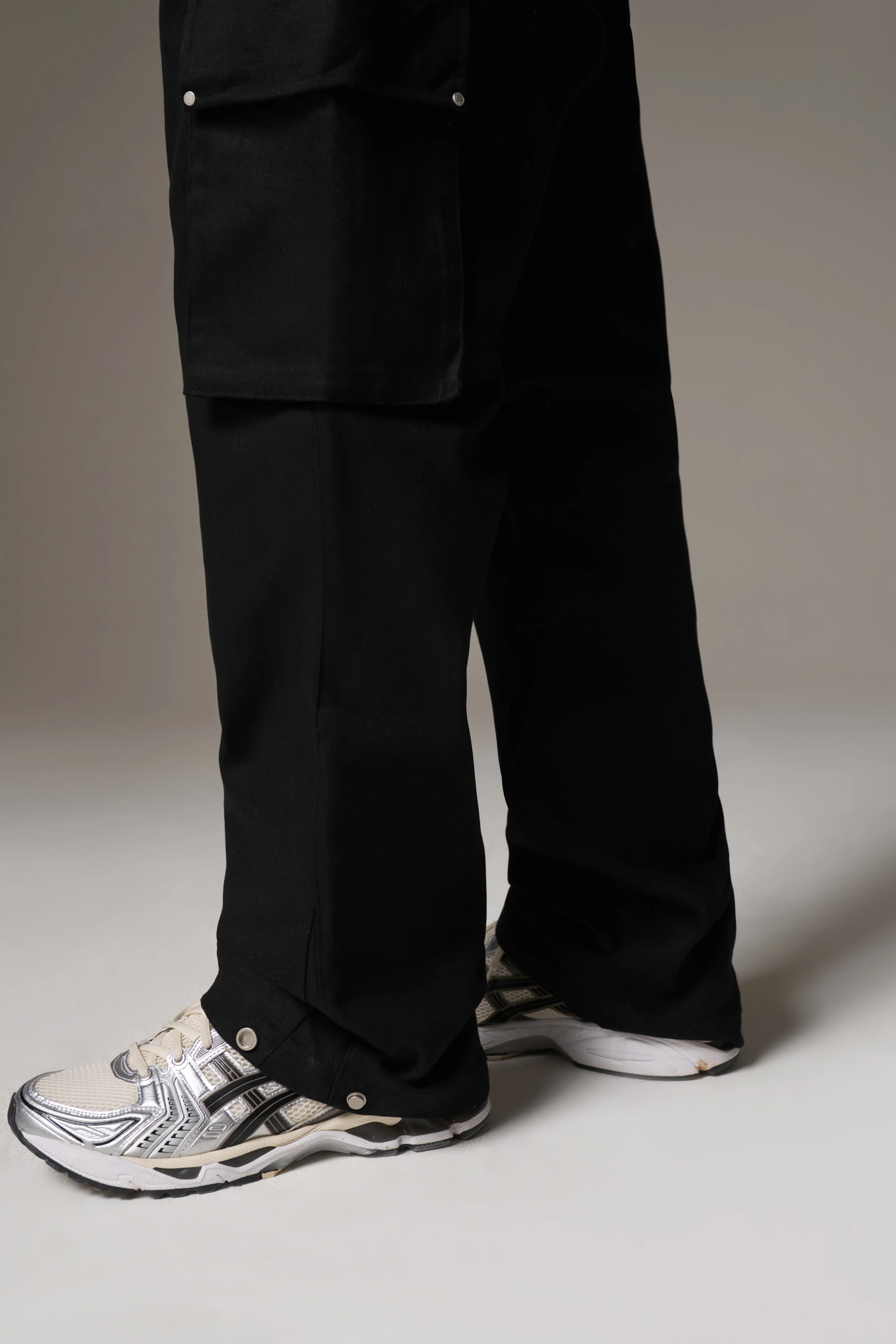 RIVET DETAIL CARGO - BLACK - Image 9