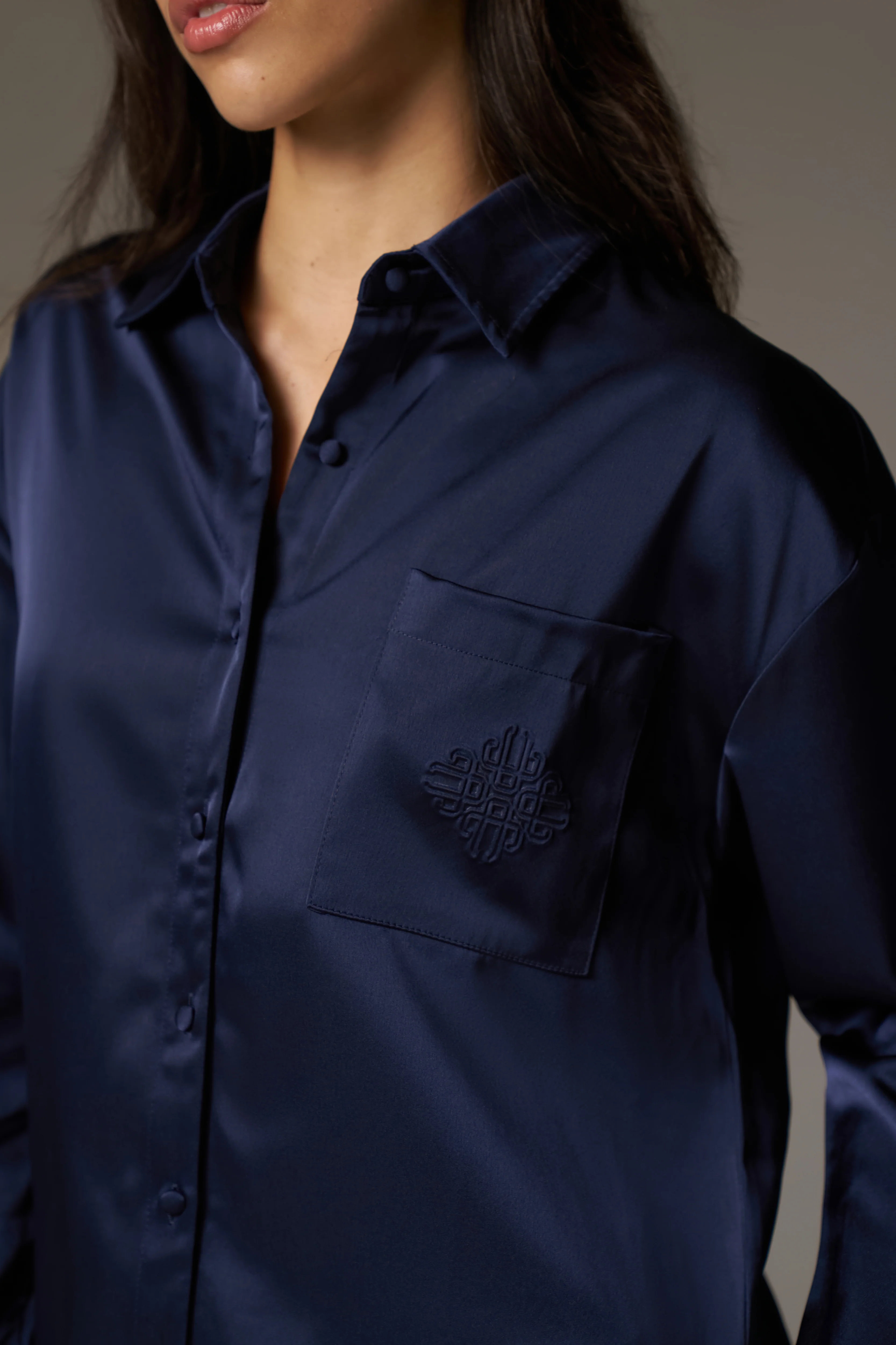 SATIN EMBLEM SHIRT - NAVY - Image 4