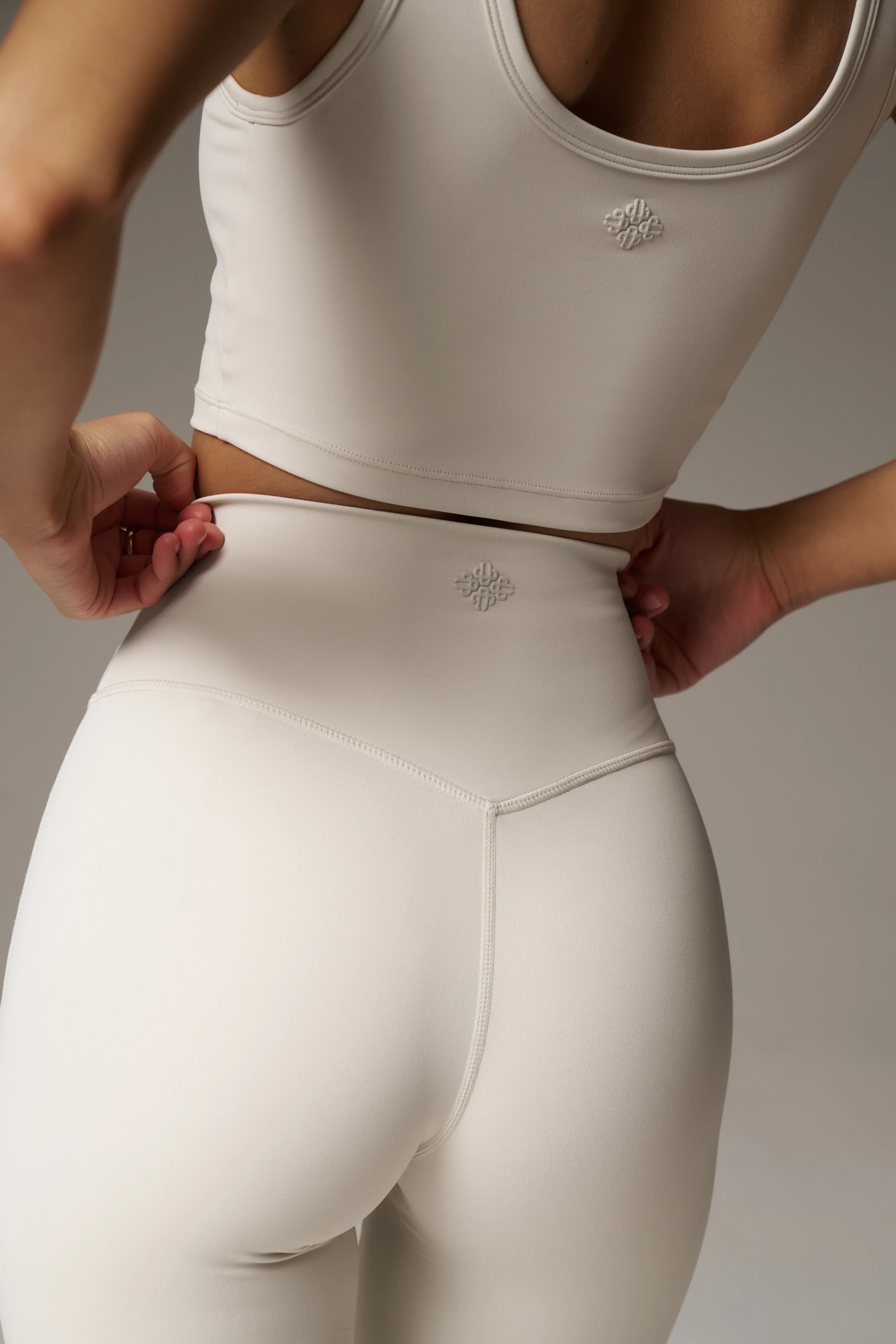 SCULPTING STRETCH EMBLEM LEGGINGS - BONE - Image 4