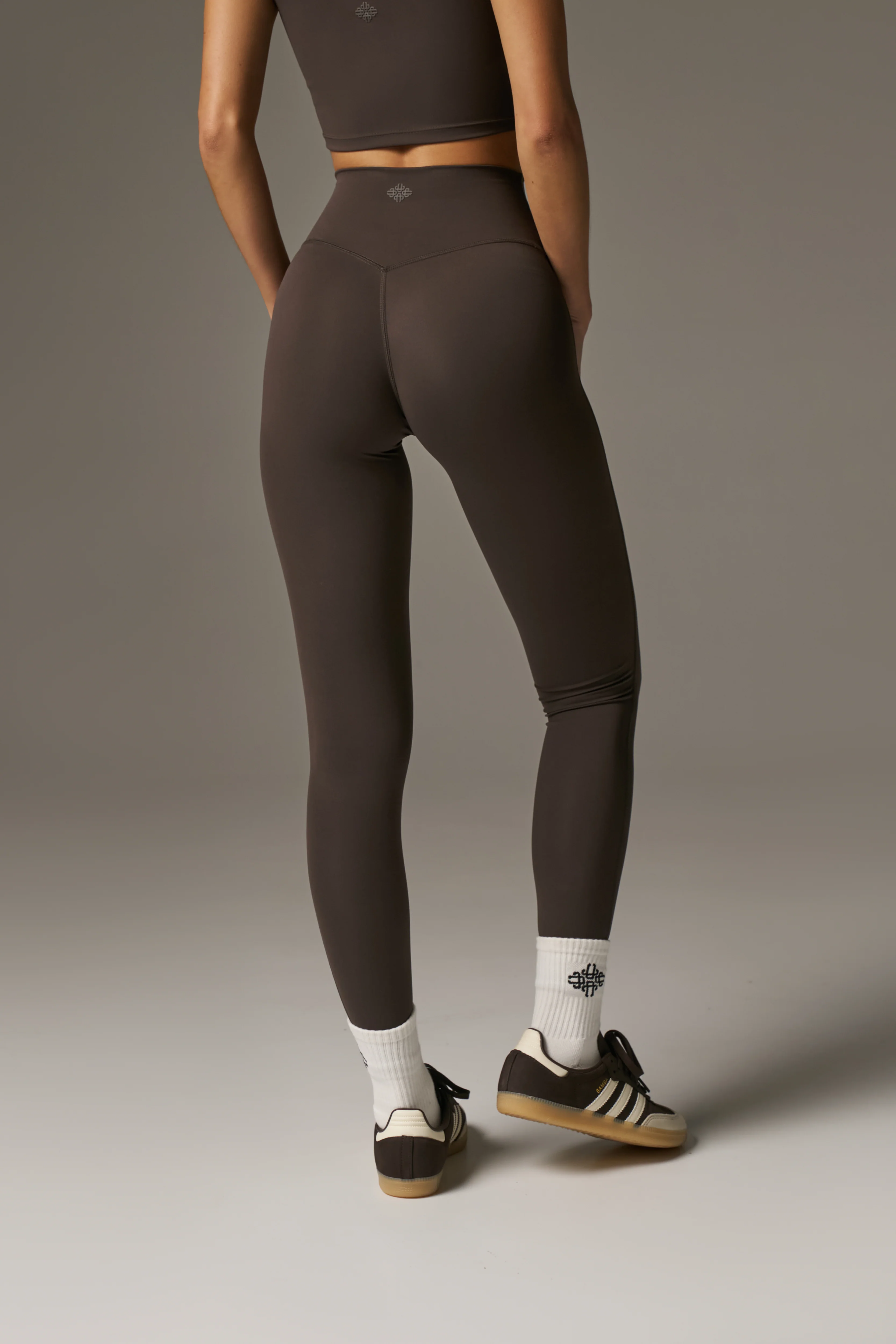 SCULPTING STRETCH EMBLEM LEGGINGS - CHOCOLATE - Image 7