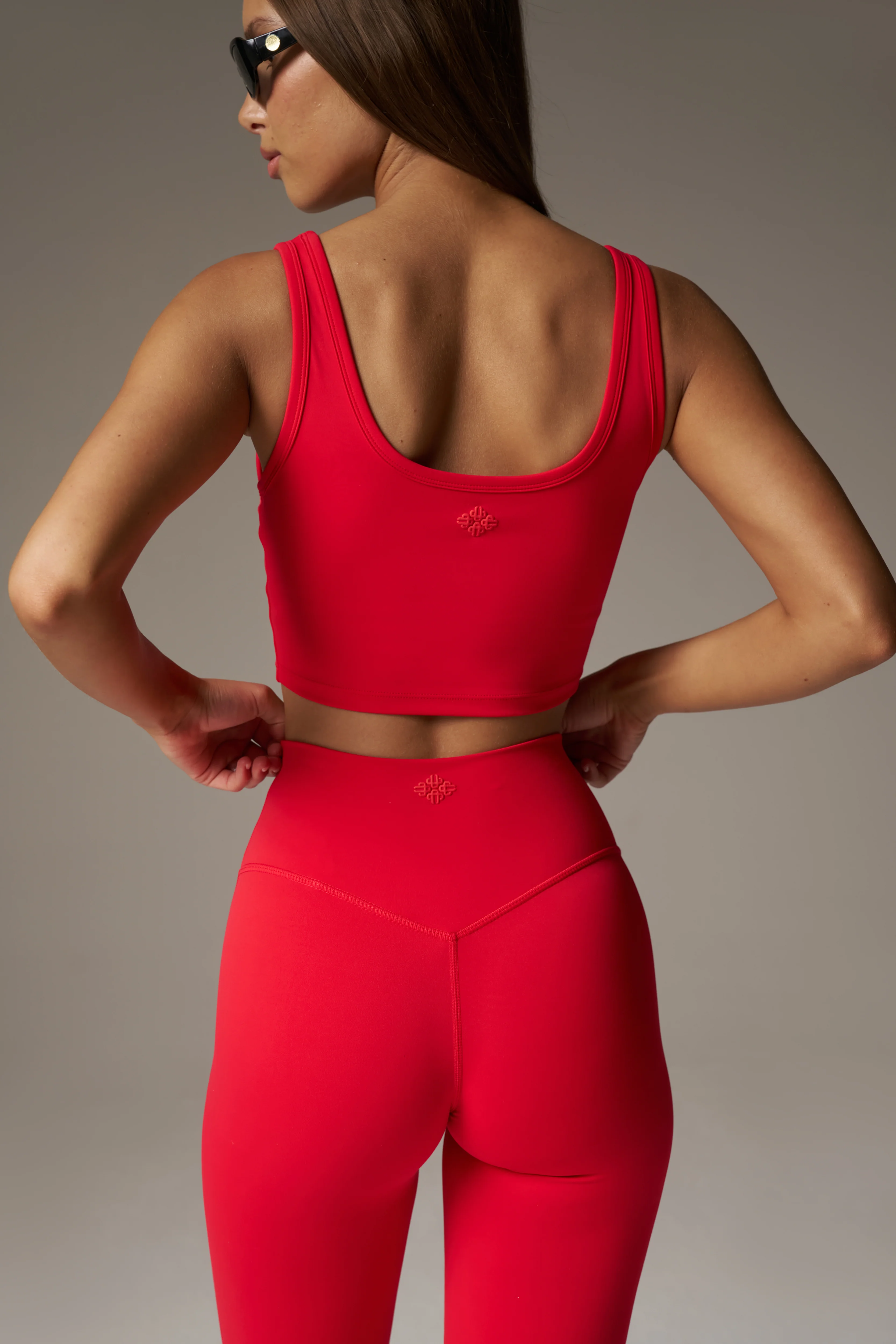 SCULPTING STRETCH EMBLEM LEGGINGS - RED - Image 5