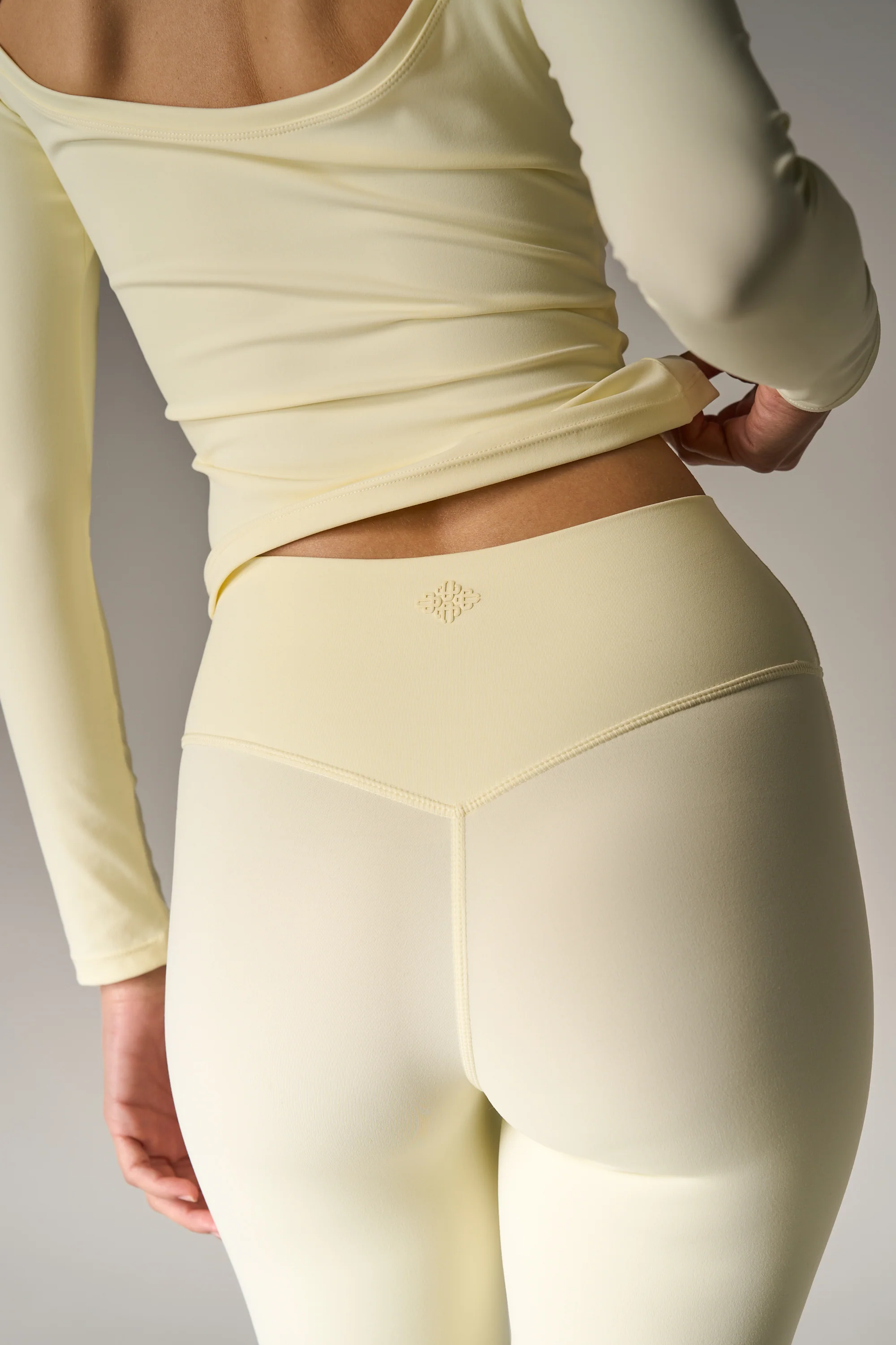 SCULPTING STRETCH EMBLEM LEGGINGS - YELLOW - Image 5