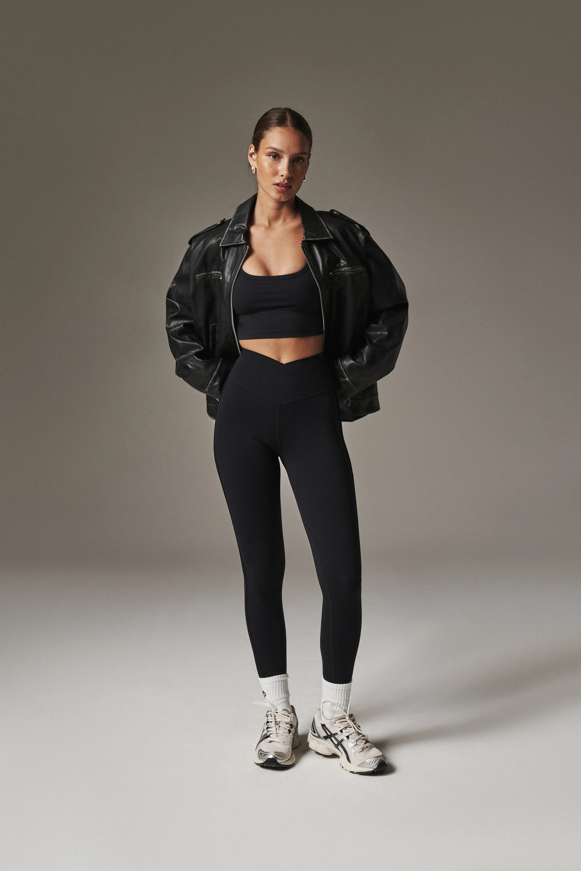 SCULPTING STRETCH EMBLEM SPORTS BRA - BLACK - Image 8