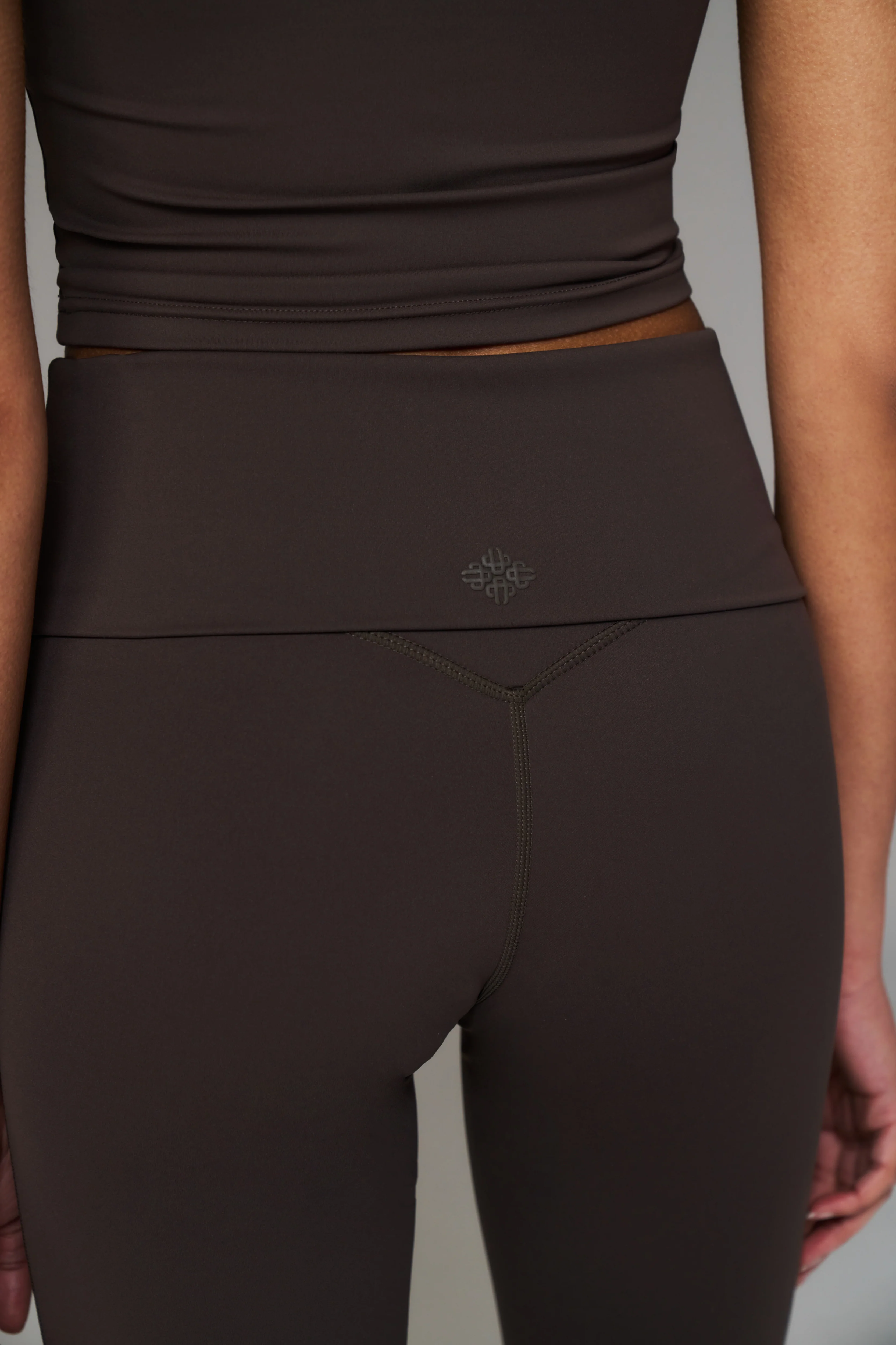 SCULPTING STRETCH FOLDOVER WAISTBAND YOGA PANTS - CHOCOLATE - Image 4