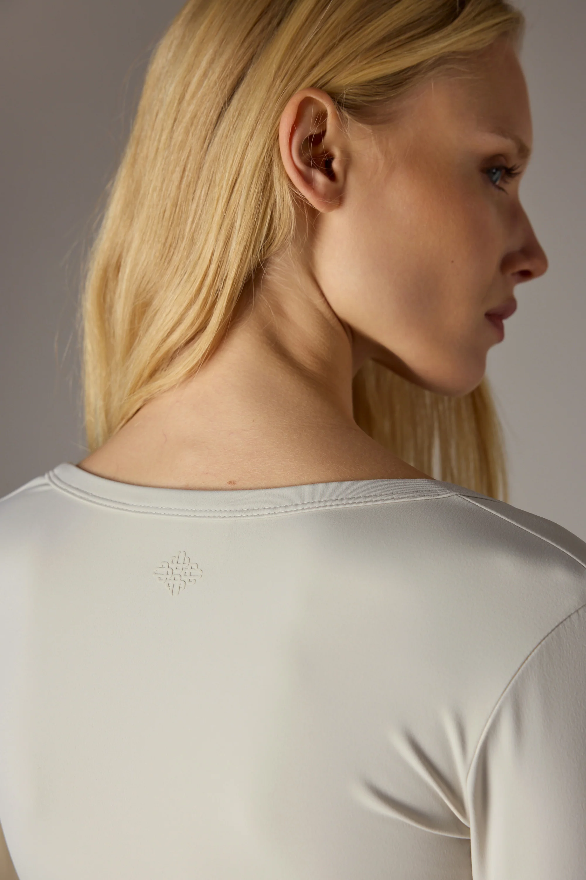 SCULPTING STRETCH SCOOP NECK LONG SLEEVE TOP - BONE - Image 5