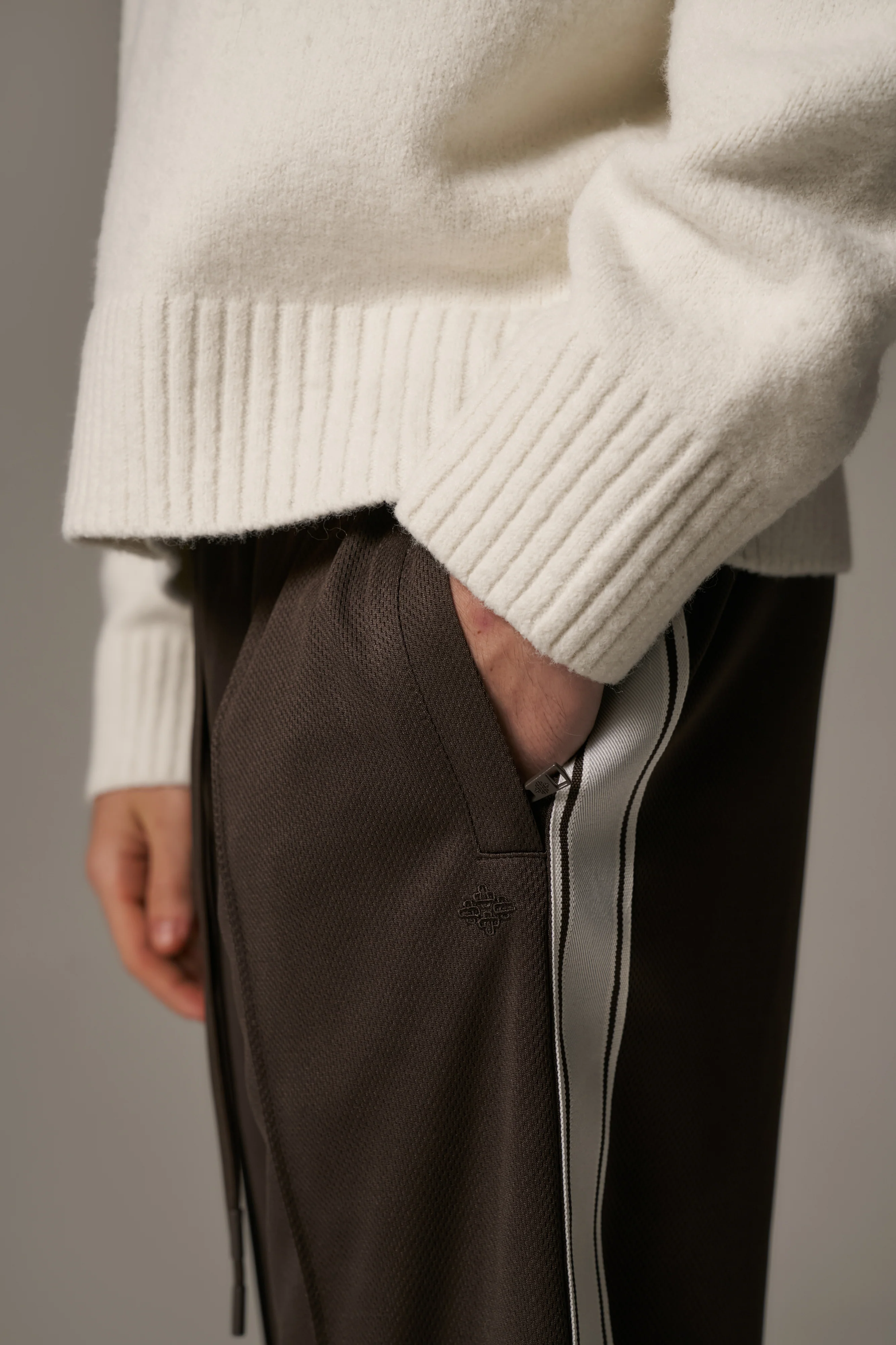TAPE MESH JOGGER - BROWN - Image 5