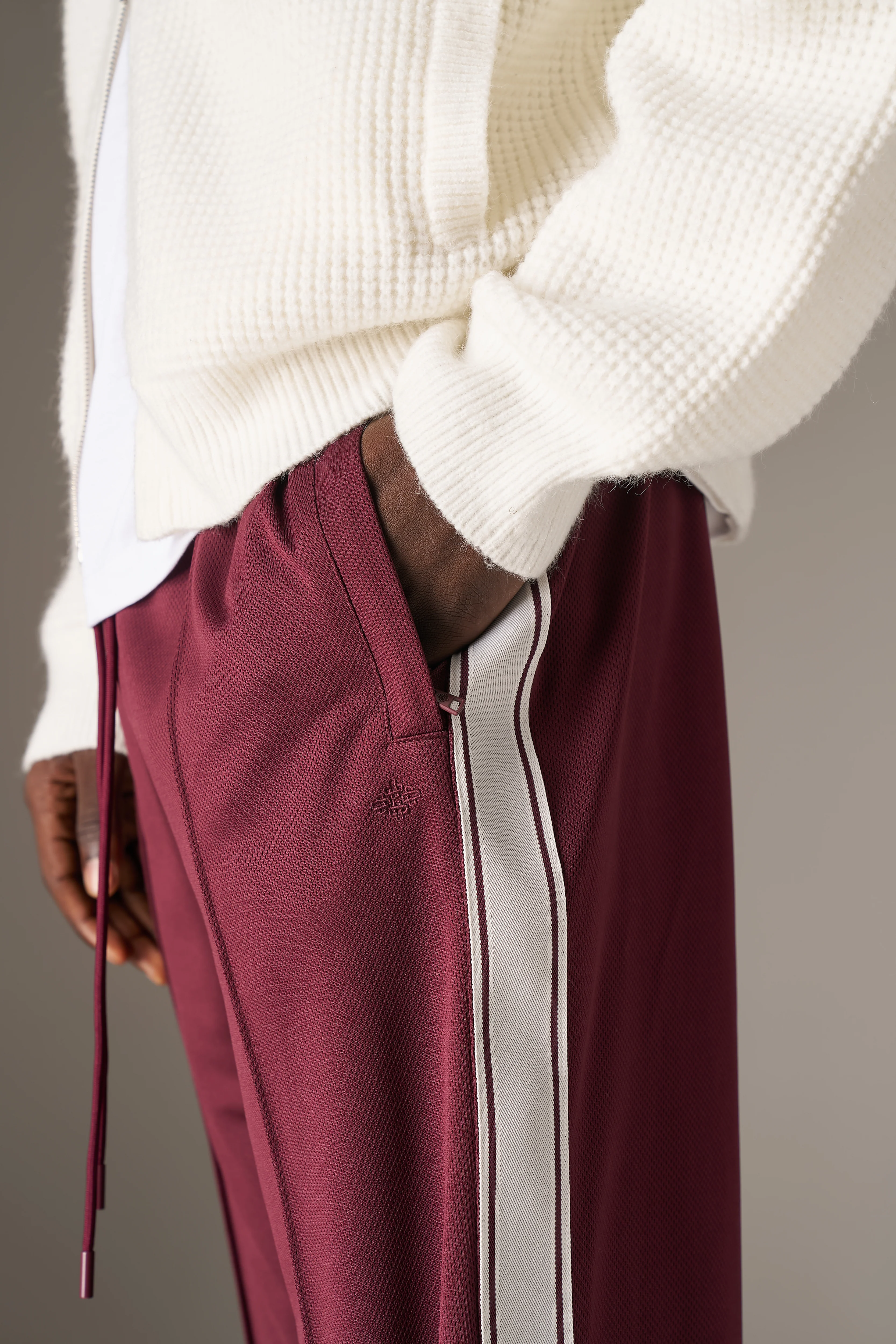 TAPE MESH JOGGER - BURGUNDY - Image 6