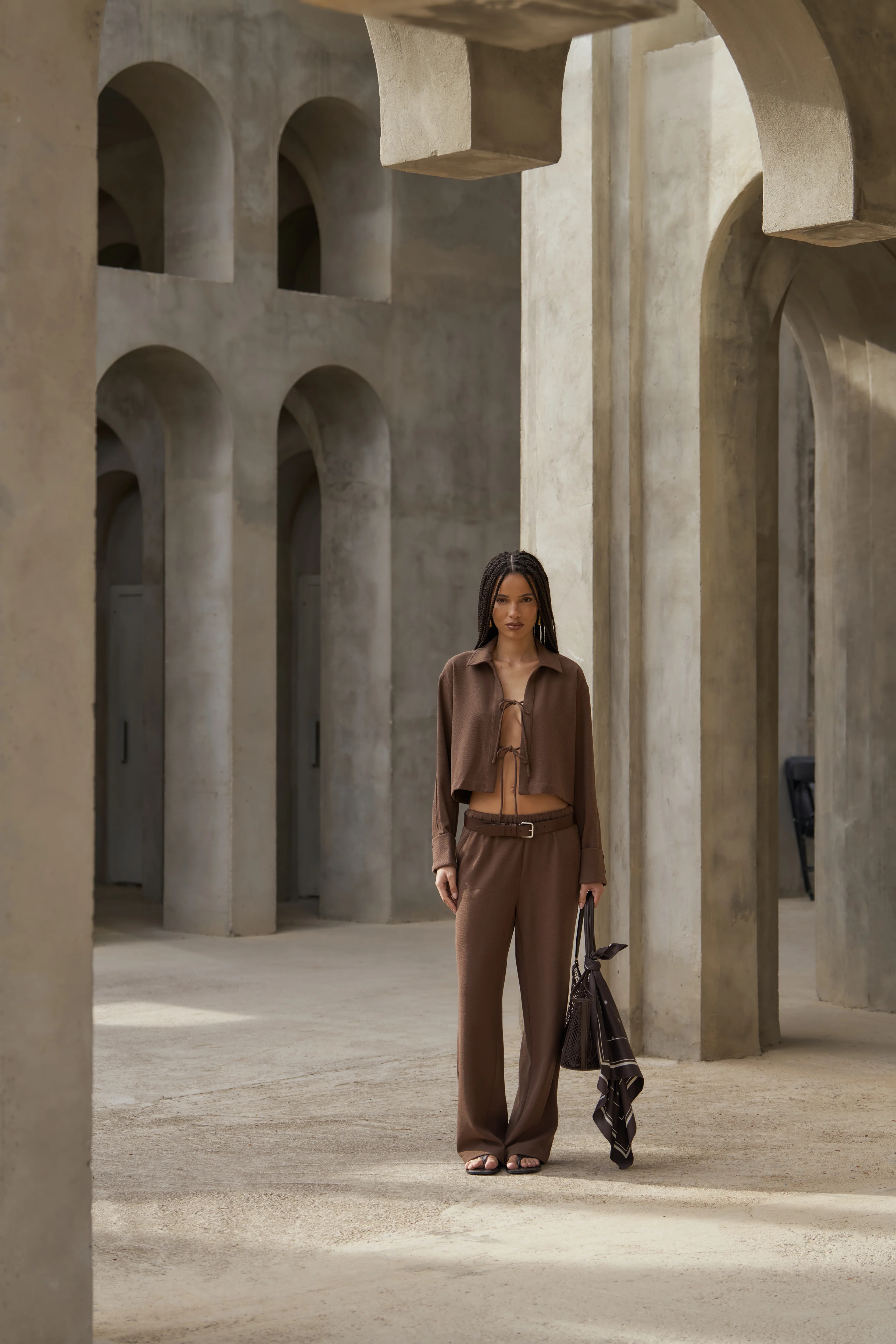 TEXTURED LINEN BUTTON DETAIL TROUSER - BROWN - Image 4