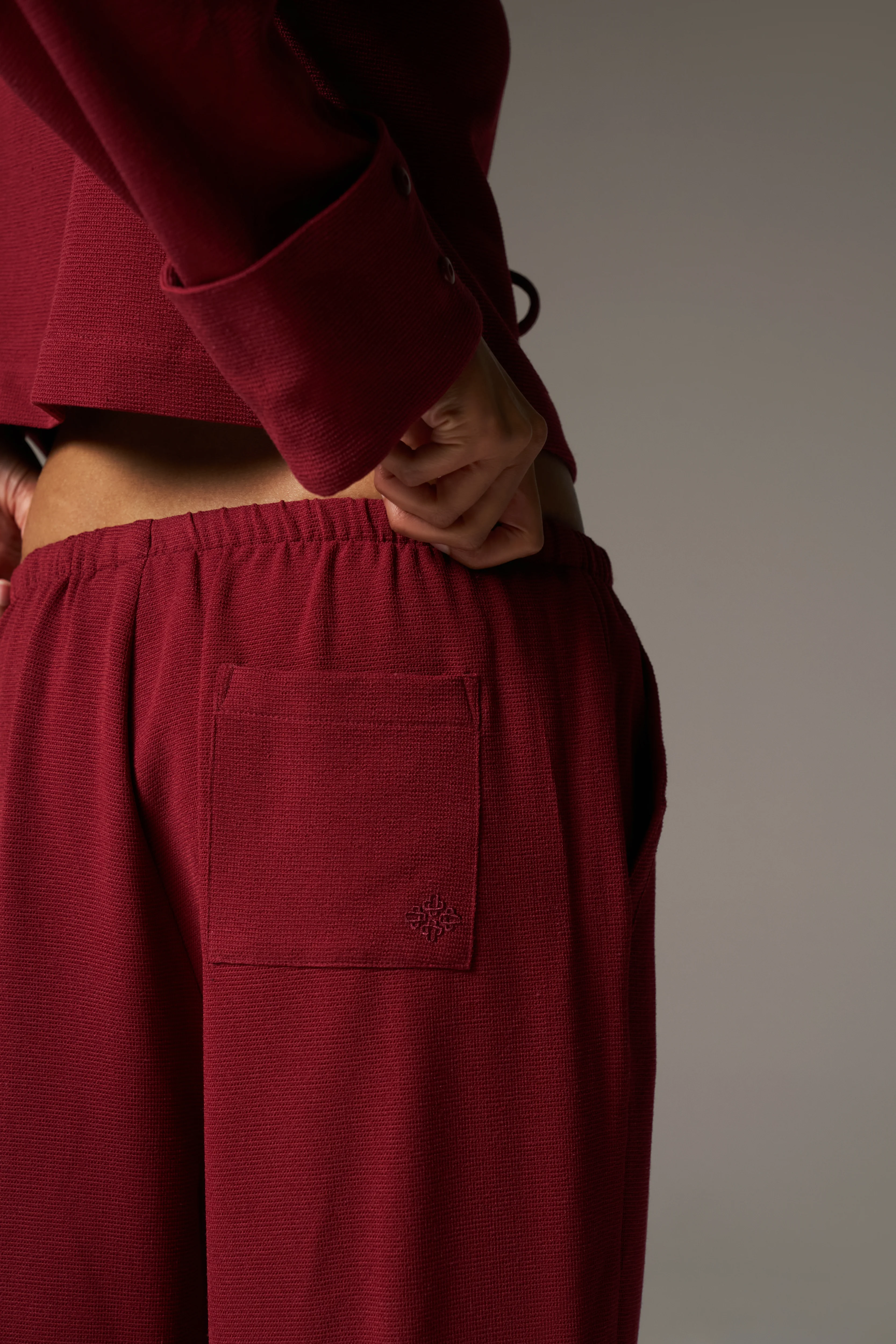 TEXTURED LINEN BUTTON DETAIL TROUSER - BURGUNDY - Image 5