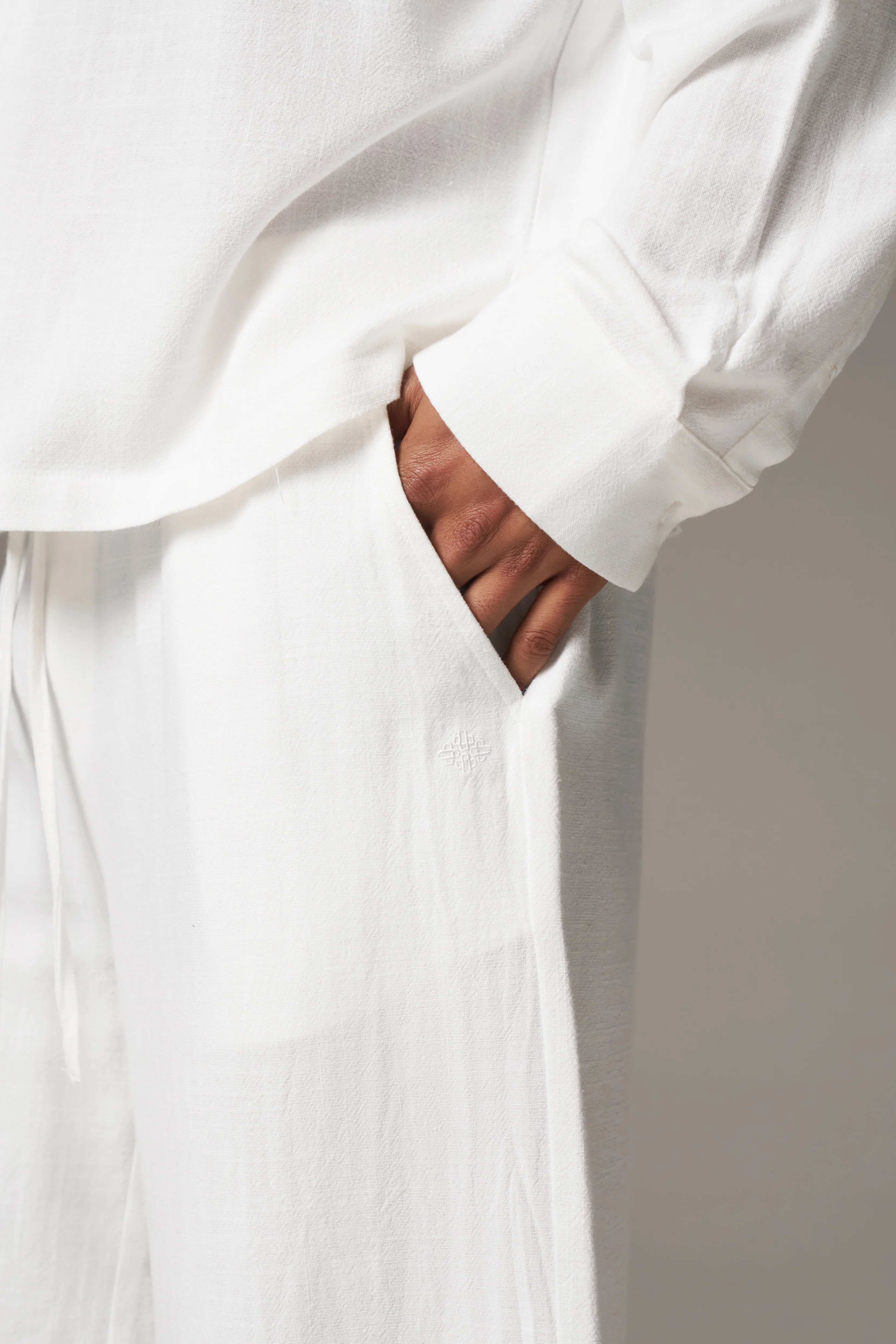 TEXTURED WOVEN SHORTS - WHITE - Image 7