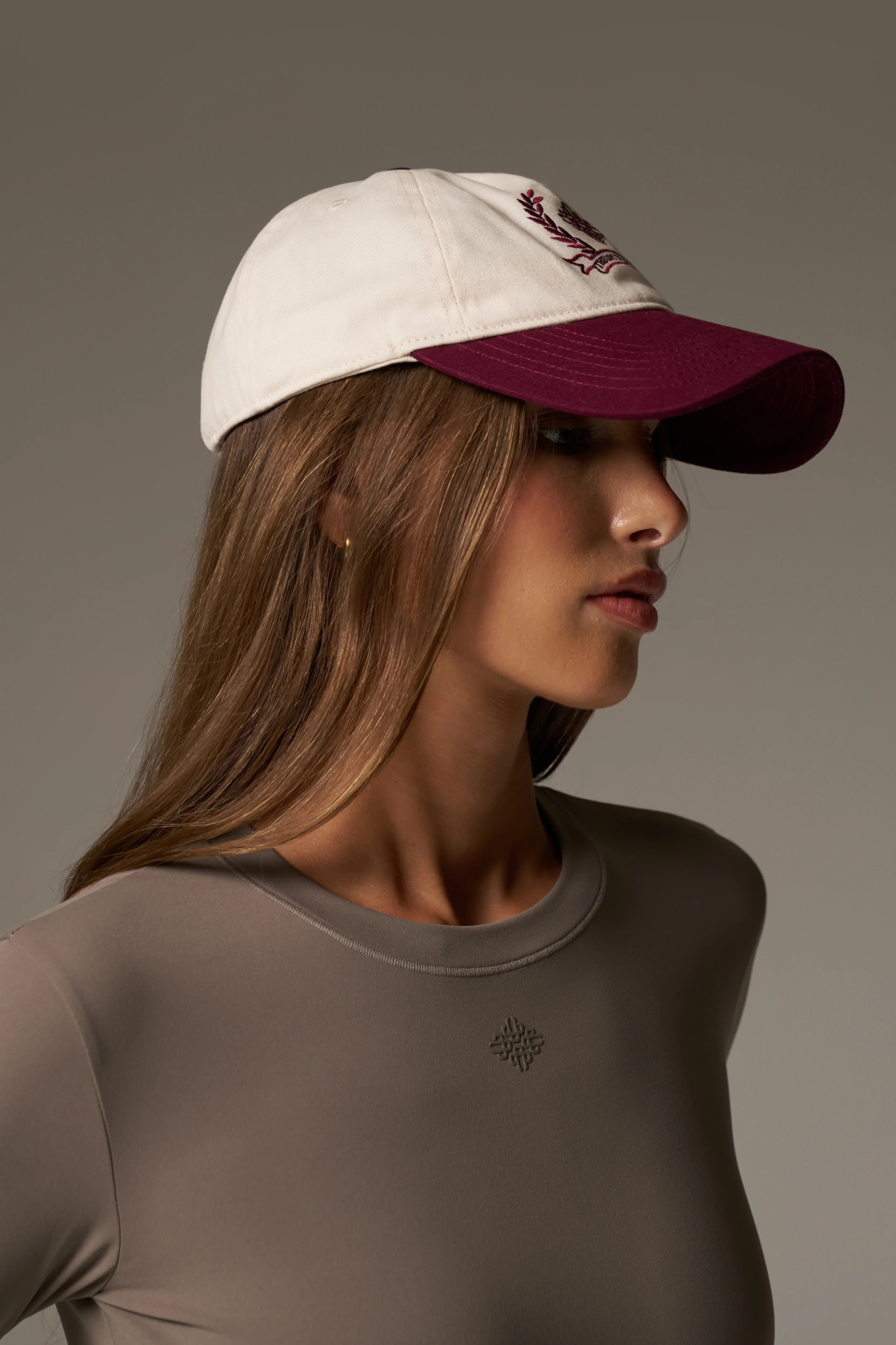 TWO TONE EMBROIDERY CREST CAP - BURGUNDY - Image 3