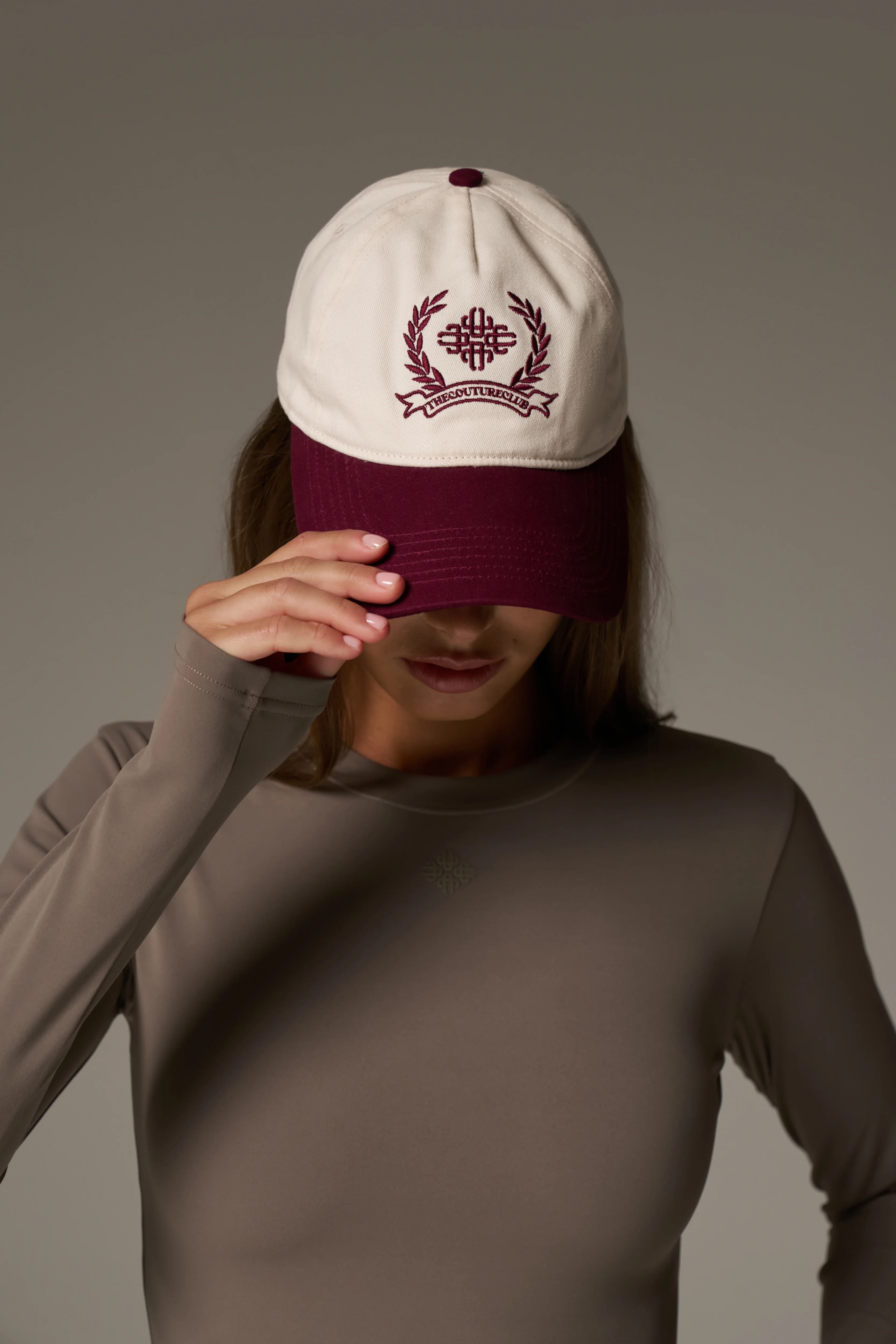 TWO TONE EMBROIDERY CREST CAP - BURGUNDY - Image 5